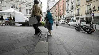En la plaza de Sinués, junto a la calle de Don Jaime I, algún escalón carece de baldosas y es un foco de riesgo.