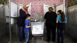 Dos mujeres votan en la primera de las dos jornadas electorales