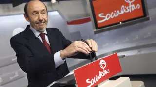 El secretario general del PSOE, Alfredo Pérez Rubalcaba, durante la rueda de prensa.