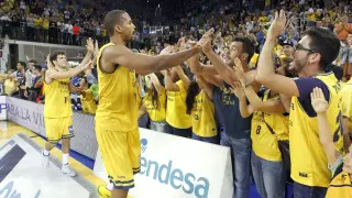 Jugadores del Herbalife Gran Canaria, saludan a los aficionados amarillos tras ganar el segundo partido de cuartos.