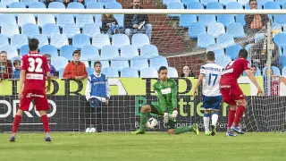 Momento fatídico del gol de Bernardo para el Sporting, donde el balón se le escapa entre las piernas a Whalley.