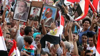 Cientos de egipcios celebran hoy, martes 3 de junio de 2014, en la plaza Tahrir, en El Cairo (Egipto).