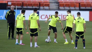 Vicente del Bosque (i) observa la práctica de sus jugadores durante un entrenamiento del equipo.