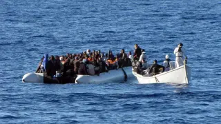 Una de las barcazas de inmigrantes al sur de Sicilia