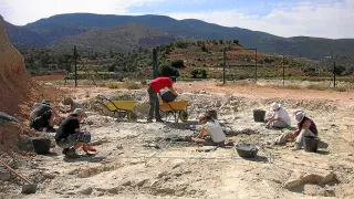 Un equipo de paleontólogos de Dinópolis en el yacimiento de Barrihonda de Riodeva
