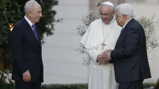 El papa con los presidentes Abás y Peres