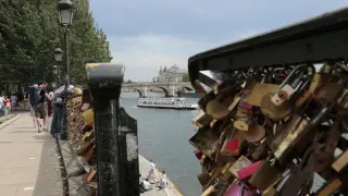 Miles de candados en el Puente de las Artes, frene al Louvre