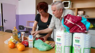Dos voluntarios preparan los 'Desayunos solidarios'