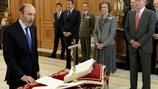 Rubalcaba respaldará la ley de abdicación para coronar a Felipe VI