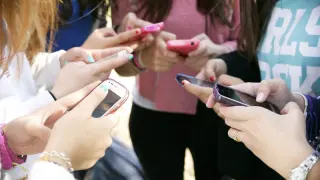 NO PUBLICAR Un grupo de adolescentes usa el móvil en un instituto