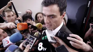 Pedro Sánchez atienda a los medios tras la sesión para aprobar la ley de abdicación del Rey