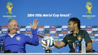Scolari y Neymar muestran complicidad en la rueda de prensa