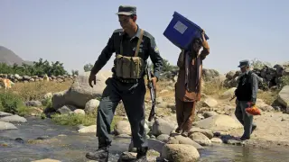 Policías afganos escoltan material electoral