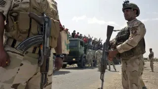 Soldados iraquíes transportan voluntarios a una base en Bagdad
