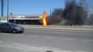 Autobús incendiado en la carretera de Castellón