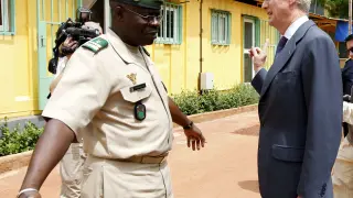 El ministro de Defensa, Pedro Morenés (d), conversa con el jefe de las tropas malienses, Traore (i), durante su visita.
