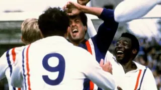 Fotograma de la película 'Evasión o victoria' con Pelé y Sylvester Stallone
