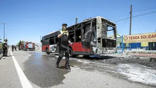 El fuego se originó en los bajos de la parte trasera y calcinó la mayoría del autobús.