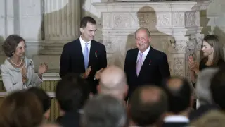 Aplauso al rey Juan Carlos tras ceder su sitio al Príncipe de Asturias
