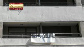 Una bandera de España y un cartel que anuncia el "hogar social" colgaban ayer de la fachada del edificio, en Compromiso de Caspe.