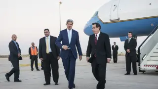 John Kerry en el aeropuerto de Bagdad en su visita sorpresa