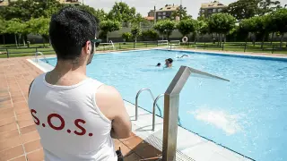 Un socorrista vela por la seguridad de los bañistas de las piscinas de La Granja.