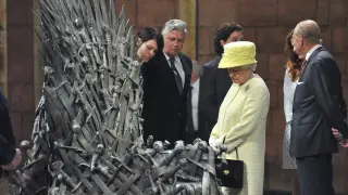 Isabel II observa parte del decorado de la serie