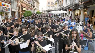 Un grupo de jóvenes músicos, en la calle de San Juan.