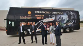 Arturo Aliaga junto al autobús de Dinopolis