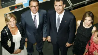 Los Reyes junto a Artur Mas y Nuria Gispert