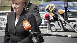 La canciller alemana, Angela Merkel, atiende a los periodistas a su llegada a la cumbre.
