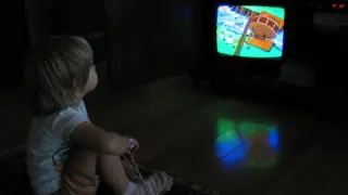 Un niño viendo la televisión.