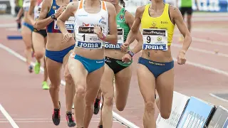 Isabel Macías (9) se impuso a Elena García (1) en la prueba de 1.500 metros.