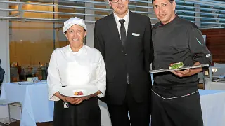 Mercedes Olazo, Alfonso Torné y Roberto Alfaro, en la terraza del Celebris