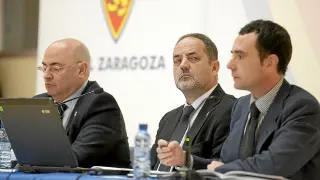 Agapito Iglesias, entre Paco Checa y Javier Porquera.
