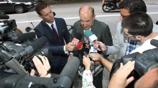Miquel Roca, abogado de la infanta, atiende a los periodistas
