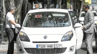 Nayim y Kadir Sheikh toman un taxi el pasado sábado en Zaragoza.