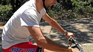 Ángel Vicioso, ayer, con su bicicleta en Alhama de Aragón