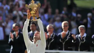 El serbio alza el título desde la pista central de Wimbledon