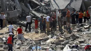 Varios niños observan una casa destruida tras el ataque israelín