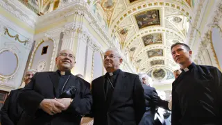 El nuncio apostólico en España, Renzo Fratini (c), junto al arzobispo, Manuel Ureña (i) y el parroco del templo, William de Jesús Otálvaro