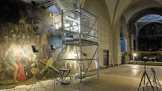 Trabajos de restauración de las puertas del retablo de San Pablo.