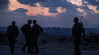 Soldados israelíes en la frontera con Gaza