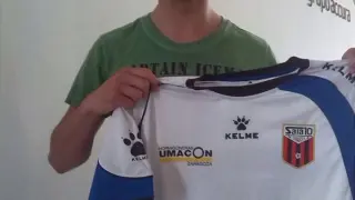 Alejandro Pasamón posa con la camiseta de Umacon.
