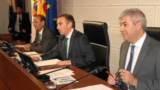 El presidente de la DPZ, Luis María Beamonte, en el centro, durante el pleno de ayer.