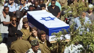 Varios soldados durante el entierro de un sargento israelí