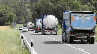 El tráfico de camiones es intenso en la carretera N-230 a su paso por la provincia.