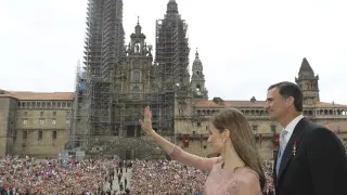 Los Reyes han saludado a la multitud desde un balcón