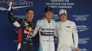Rosberg (centro) firmó la polo. Vettel saldrá segundo y Bottas tercero.