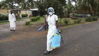 Una enfermera esparce desinfectante en las inmediaciones del hospital de Elwa, en Monrovia.